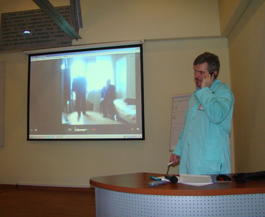 Skype-консультація з пацієнтом з Грузії. Відео-зображення виведене на великий екран, свої рекомендації лікарі та реабілітологи дають по черзі.