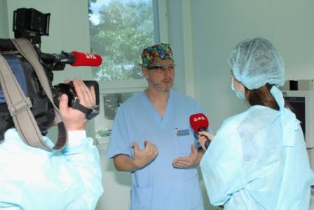 Пластический хирург Слоссер Д.В. после успешно выполненной операции по увеличению груди использованием устройства Google Glass