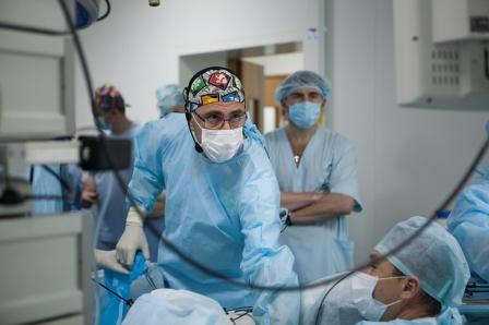 Проф. Р. Ботчорошвили в интеллектуальной операционной Karl Storz OR-1 Универсальной клиники «Оберіг»