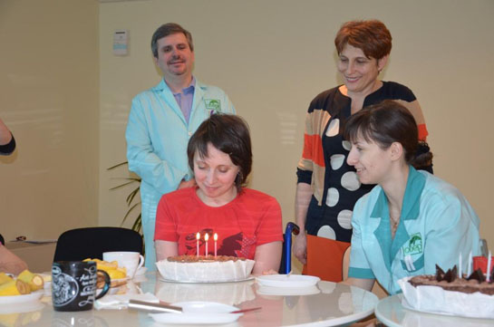 Пациенты сами задували праздничные свечи на тортах, загадывая при этом желания