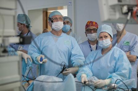 Проф. Арно Ватиез во время цикла «живой хирургии» в операционной клиники «Оберіг»