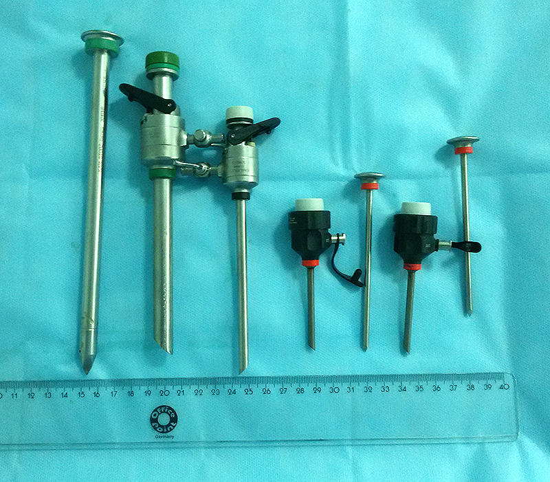 Инструменты для минихолецистэктомии (справа)