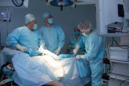Хирурги клиники «Оберіг» помогают украинским врачам овладеть навыками малоинвазивной хирургии
