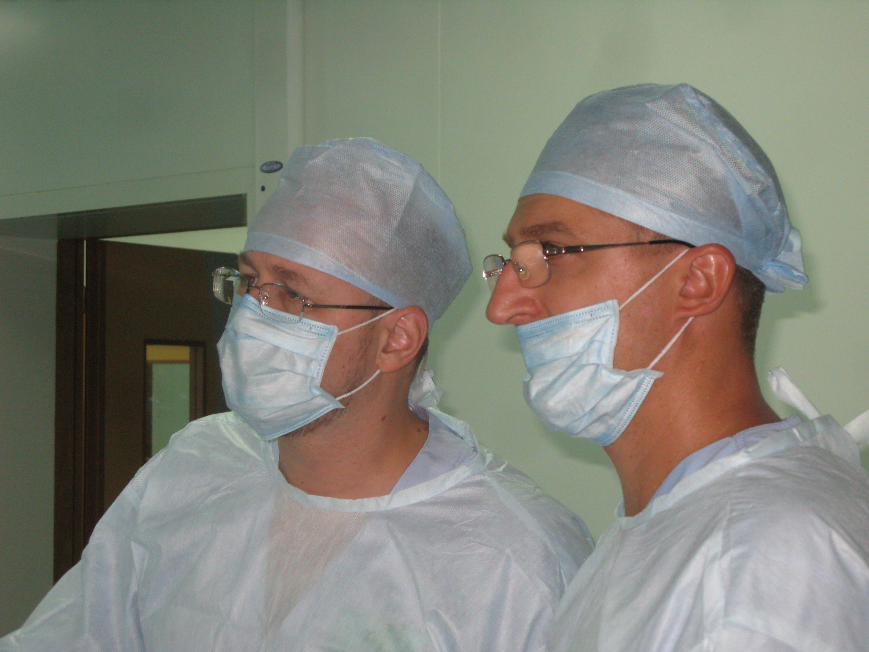 2011 рік: лапароскопічна резекція сигмовидної кишки, хірурги – Микола Мендель і Андрій Луцик