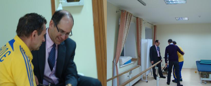 Д. Стейн во время осмотра и общения с пациентами Инсультного центра Универсальной клиники «Оберіг»