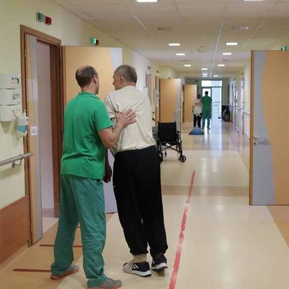 У чому суть реабілітації після інсульту і чи можна проходити її в домашніх умовах?